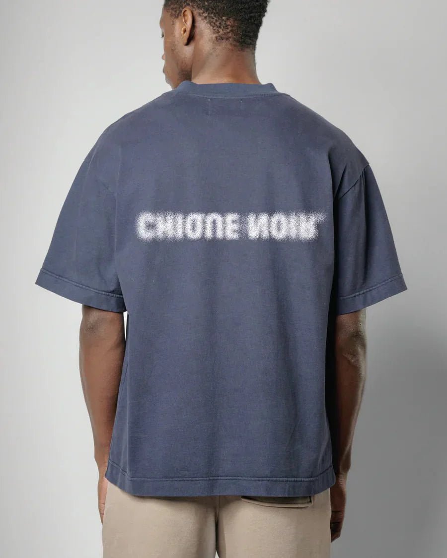 CHIQUE NOIR - BLURRY LOGO TEE - NAVY - Mentastore